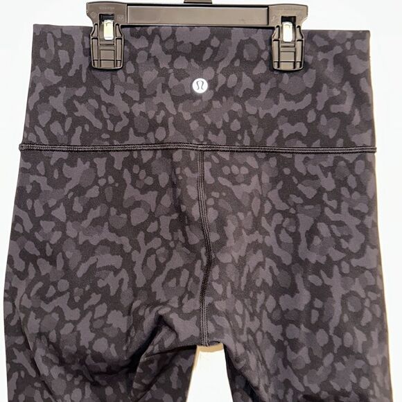 lululemon 6 21” Black Gray Camouflage Athletic Workout Crop Legging - Picture 4 of 8